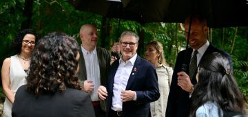 Príncipe William é surpreendido por chuva repentina, ganha perfume de ervas e conhece fã