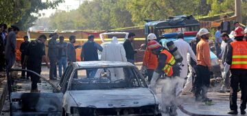 Ataque em frente a tribunal deixa ao menos 12 mortos no Paquistão