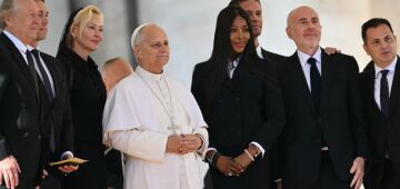 Papa recebe estrelas do cinema, um "laboratório de esperança"