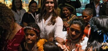 COP30: Rainha Mary, da Dinamarca, "suja" as mãos no açaí e cheira o cacau da Amazônia