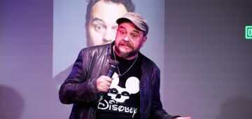 "Clima de desespero": humoristas imigrantes satirizam a repressão de Trump