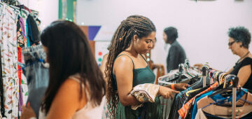 ONG Gestos promove Bazar Solidário com mais de 500 peças de roupas, sapatos e acessórios