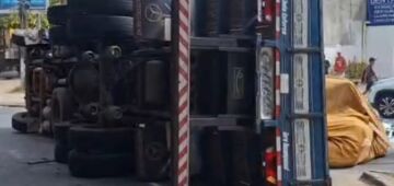 Caminhão com 1 tonelada de espelhos tomba ao tentar fazer curva na PE-15, em Olinda