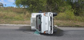 Caminhão capota na BR-101, no Cabo de Santo Agostinho, e PRF interdita pista