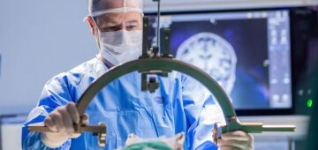Cirurgia inédita para tratamento de Parkinson é feita no Brasil