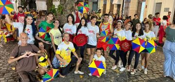 Frevo reúne crianças e famílias em Olinda e movimenta Sítio Histórico