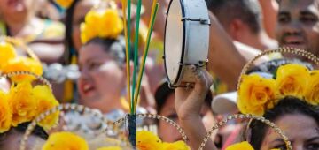 Olinda recebe cortejo com escolas de samba locais e participação da Unidos do Viradouro