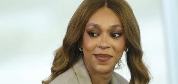 Erika Hilton acusa Nikolas Ferreira de usar celular perto de Bolsonaro