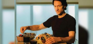 Bryan Johnson: bilionário que quer "voltar aos 18 anos" revela a melhor maneira de tomar café 