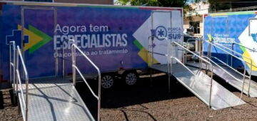 Saúde instala consultórios móveis em cidade devastada por tornado