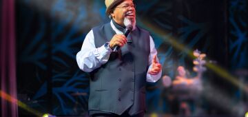 Jorge Aragão celebra 50 anos de carreira com show gratuito no Teatro Guararapes