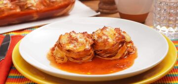 Aprenda a fazer macarrão recheado com requeijão e mortadela; veja passo a passo