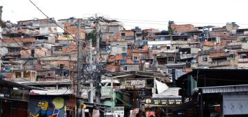 Mais da metade dos moradores de favelas no Brasil vivem em áreas sem bueiro ou boca de lobo