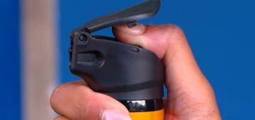 Lágrimas, irritação na córnea e ardência intensa: o que o spray de pimenta faz nos olhos