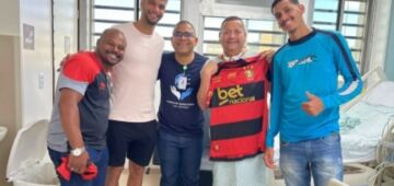 Capitão do Sport, Rafael Thyere visita pacientes do Hospital das Clínicas da UFPE