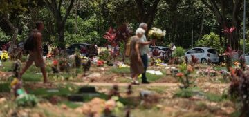 Domingo de Finados movimenta cemitérios da capital pernambucana