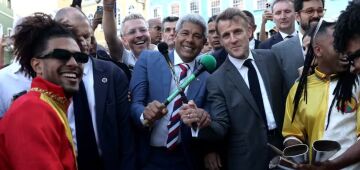 No Brasil para a COP-30, Macron é tietado e chamado de "lindo" em passagem por Salvador