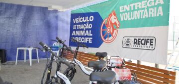 Carroceiros participam de entrega de benefícios fornecidos pela Prefeitura do Recife