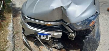 Recife: homem em carro roubado foge de fiscalização e perseguição termina em colisão no Barro