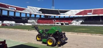 Santa inicia processo de recuperação do gramado do Arruda