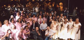 Jovens em tratamento contra o câncer celebram a vida em baile de debutantes