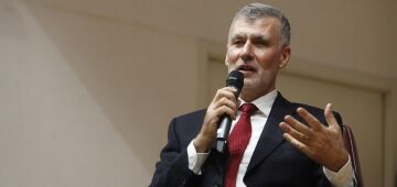 Portugal se beneficia muito da imigração brasileira, diz favorito à presidência do país