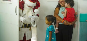 Papai Noel dos Correios recolhe cartinhas de crianças em tratamento no Imip