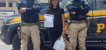 PRF "salva" estudante do atraso e leva candidata ao Enem, em Sertânia, após ônibus quebrar na BR-232