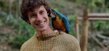 Shawn Mendes visita aldeia Tekoa Yvy Porã em SP, onde canta e tira fotos com os moradores