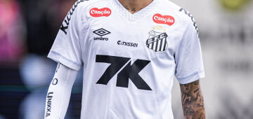 Santos informa que cirurgia no joelho de Neymar foi bem-sucedida