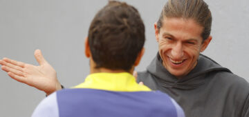 Filipe Luís visita mentor Diego Simeone e ex-companheiros do Atlético de Madrid