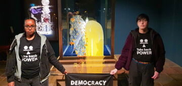 Quatro detidos por lançar alimentos contra vitrine que protege joias da coroa britânica