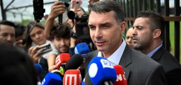 Flávio Bolsonaro diz que Tarcísio estava 'completamente desconfortável' enquanto aplaudia Moraes