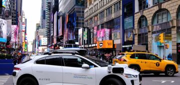 Waymo e Tesla acirram competição por mercado de robo-táxis