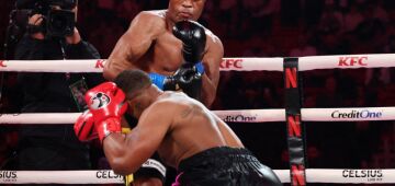 Anderson Silva derrota Tyron Woodley por nocaute técnico em luta de boxe