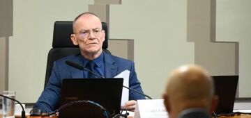 Senador do PT vota a favor de projeto que reduz pena de Bolsonaro, diz que foi erro e pede correção 