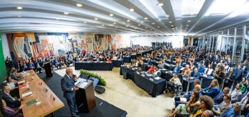 Lula distribui balas de banana em reunião no Planalto para se desculpar por atraso