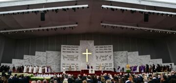 Papa celebra missa ao ar livre em Beirute e pede "novas abordagens" para a paz