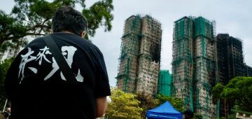 Número de mortos de incêndio em Hong Kong sobe para 159 após inspeção de todas as torres