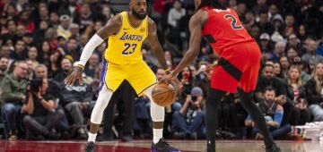 Lakers vencem Raptors no estouro do cronômetro e LeBron James interrompe marca histórica na NBA
