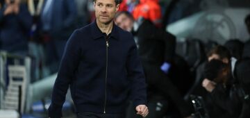 Xabi Alonso evita polêmica após risadas de Vini Júnior no banco do Real: 'Não vi as imagens'