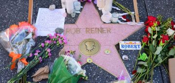 Filho do cineasta Rob Reiner se apresenta à justiça pelo homicídio dos pais