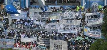 Protesto contra reforma trabalhista reúne milhares de pessoas na Argentina