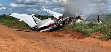 Avião com deputado e vereador faz pouso forçado e pega fogo em Rondônia