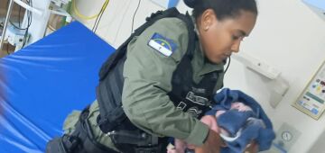 Mulher entra em trabalho de parto em corrida por app e dá à luz com ajuda de policiais, no Recife