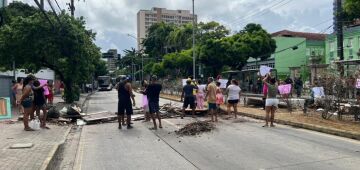 Protesto bloqueia avenida Conde da Boa Vista, Centro do Recife, na manhã desta terça-feira (23)