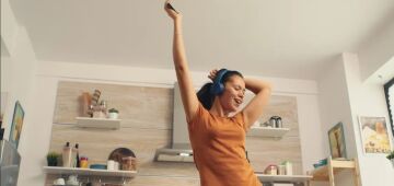 Hobbies criativos mantêm o cérebro jovem, revela estudo; veja quais são os melhores