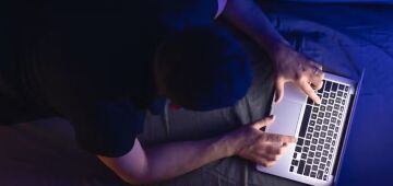 Hackers sequestram dados de assinantes de site +18 e exigem resgate em bitcoin