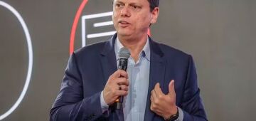 Flávio Bolsonaro vai dialogar com STF e oposição se for eleito, diz Tarcísio