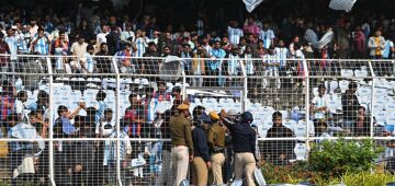 Torcedores arremessam cadeiras no gramado após rápida aparição de Messi em turnê na Índia